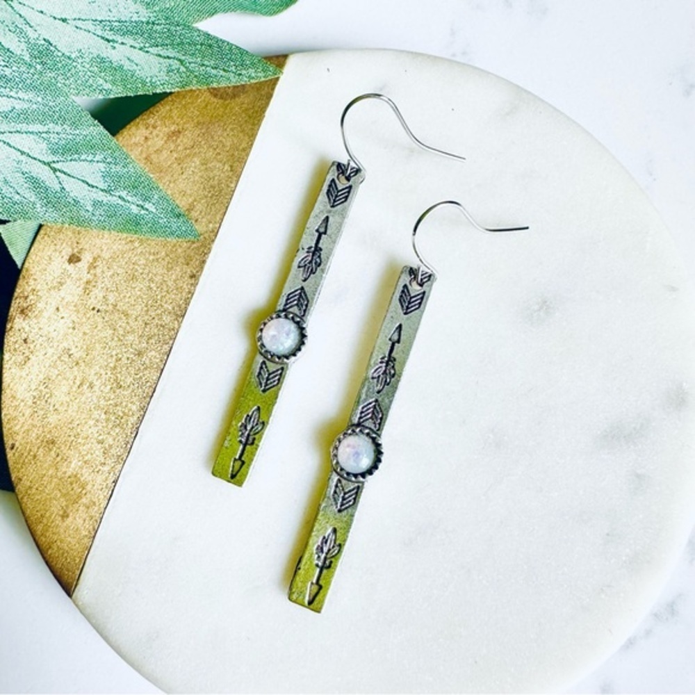 3/$22š©¶ Silver Arrow Stamped Earrings Etched Inlaid Iridescent Crystal NEW - Picture 7 of 15